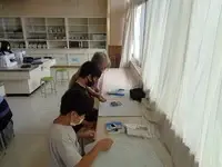 写真：縫い方の指導をしている様子1