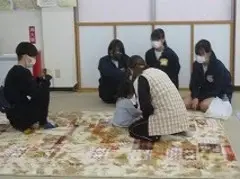 写真：保育実習中の生徒を見守る様子2