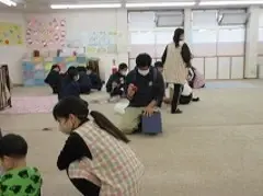 写真：保育実習中の生徒を見守る様子1