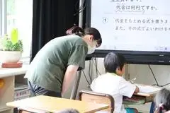 写真：授業補助の様子