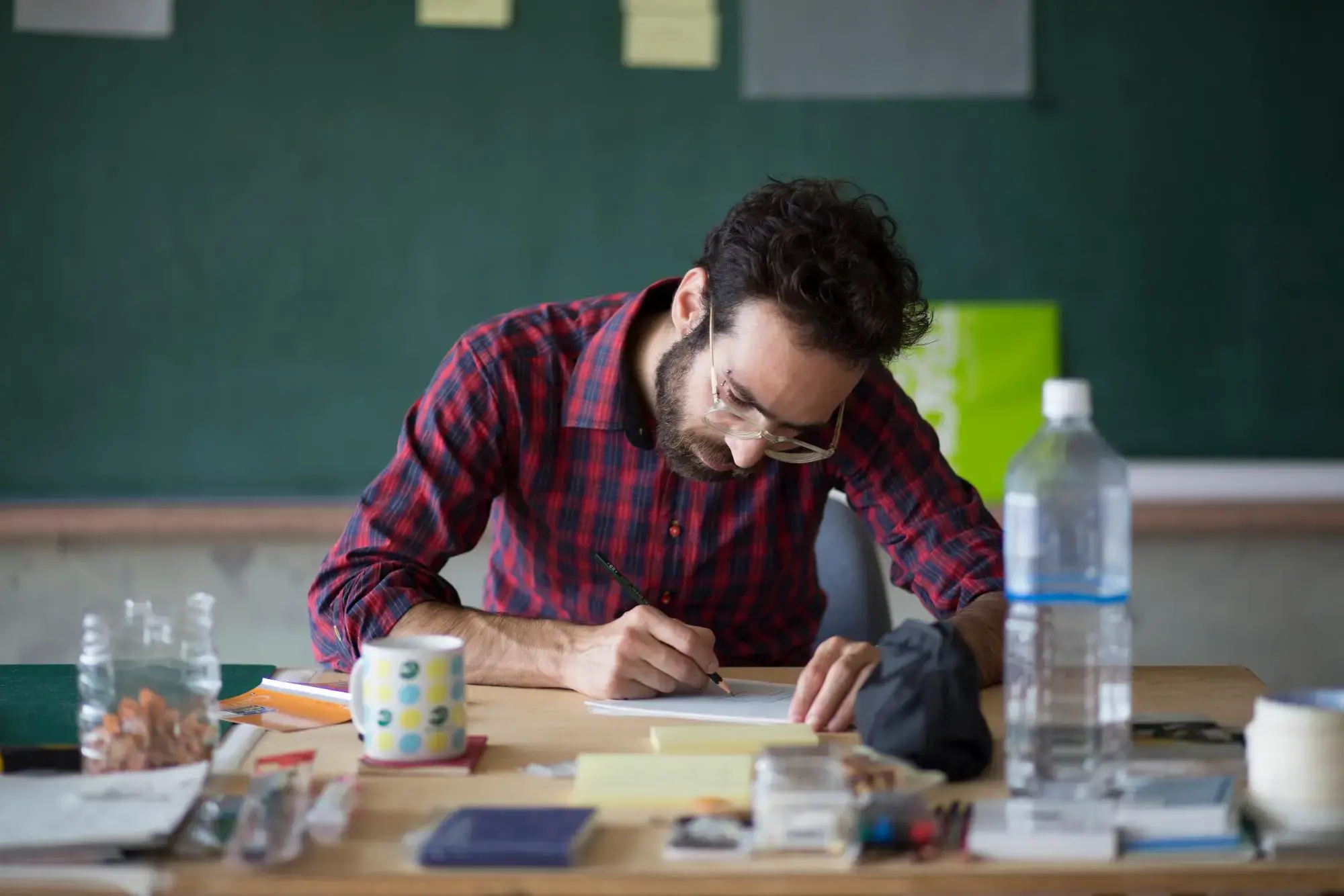 鉛筆で作品を制作している様子の写真