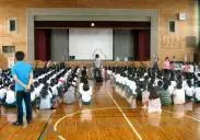 写真：児童が体育館に集合