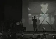 写真：舞台に上がる児童とアーティスト