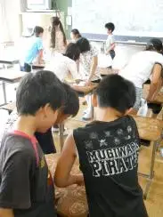 写真：アトリエに集まる生徒