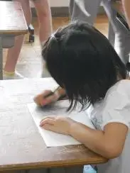 写真：一生懸命トレースする生徒