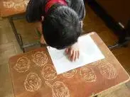 写真：トレースする生徒