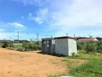 写真：農具の入った倉庫