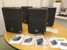 スピーカーが並んでいる写真