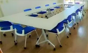 会議用テーブルと椅子の写真