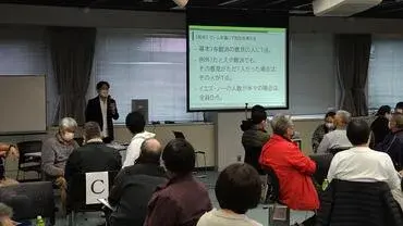 写真：先生の説明を受ける様子