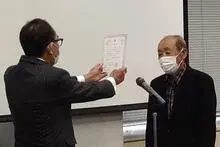 写真：市長から区長永年勤続表彰を手渡している様子1