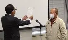 写真：市長から区長永年勤続表彰を手渡している様子2