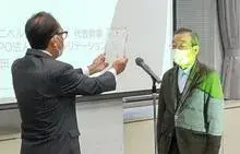写真：市長から区長永年勤続表彰を手渡している様子3
