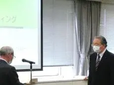 写真：感謝状が贈られる様子2