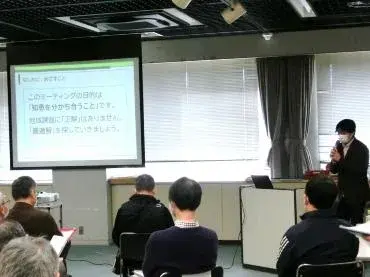 写真：先生の説明を受ける様子