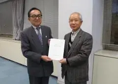 写真：提言書を提出しました