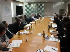 写真：情報交換の様子1