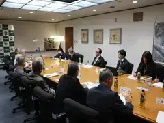 写真：情報交換の様子2