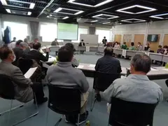 写真：机を円上にして、会議している様子