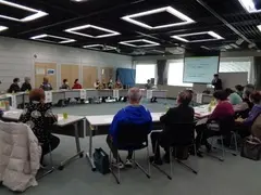 写真：司会の話を聞いている様子