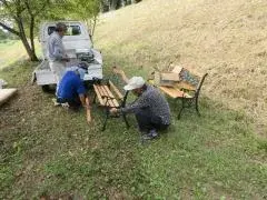 写真：ベンチ設置の様子