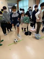 写真：サッカーボールを蹴る様子