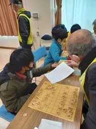 写真：将棋を指している様子