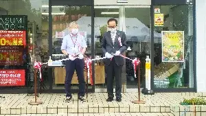 写真：テープカットの様子