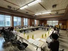 写真：四角くテーブルを囲んでの協議