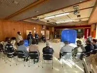 写真：簡易テントの説明を受ける参加者