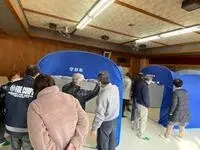 写真：簡易テントの組み立ての様子