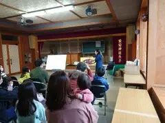 写真：声優が朗読している様子