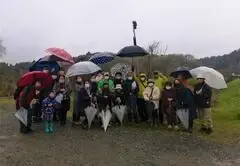 写真：傘をさして集合写真