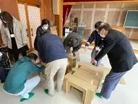 写真：段ボールベッドの組み立ての様子