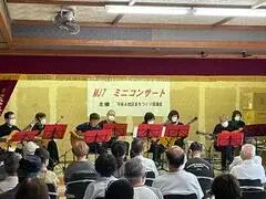 写真：ステージで演奏している様子