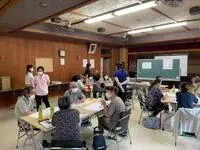 写真：参加者がグループで話し合っている様子