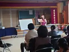 写真：声優を招いてのおはなし会の様子