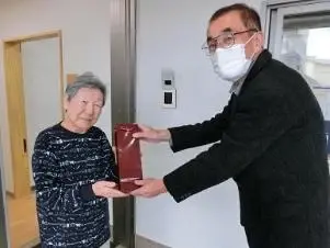 写真：記念品贈呈の様子