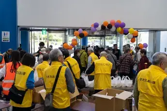 敬老会 お土産渡しの様子