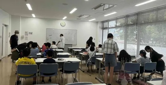 子供たちが勉強をしている様子