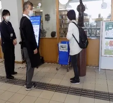 写真：図書館に設置された回収ボックス