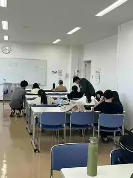 宿題をしている風景