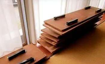 写真：城内公民館の購入前の机