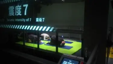 写真：地震体験の様子