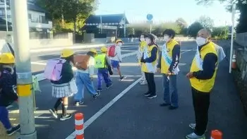 写真：八坂神社前でのあいさつ運動