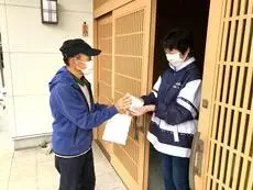 写真：敬老記念品のお渡しの様子