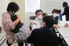 写真：お子さんの話をする家族