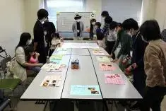 写真：守谷の名スポット紹介を読む参加者