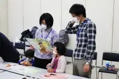 写真：資料を読む家族