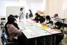 写真：アンケートを記入する参加者